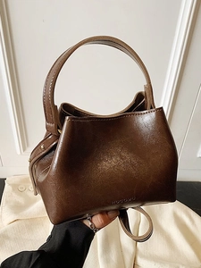 Dunkelbraune Beuteltasche aus Kunstleder mit Tragegriff und Vintage-Wachstextur