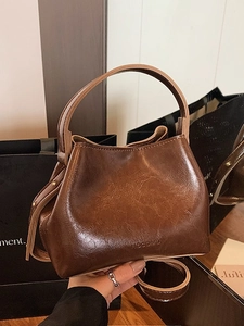 Braune Vintage-Beuteltasche aus Öl-Wachs-Leder mit Tragegriff und verstellbarem Riemen