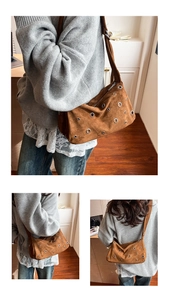Trois vues d'un sac porté épaule en daim marron avec œillets argentés et texture souple