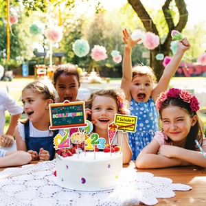 Schulanfang cake topper set with blackboard and globe on a white cream cake in a garden