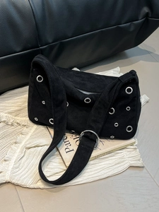 Grand sac cabas vintage en daim noir avec œillets argentés et bandoulière réglable