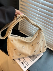 Sac fourre-tout rétro en daim beige avec œillets argentés pour un style chic quotidien