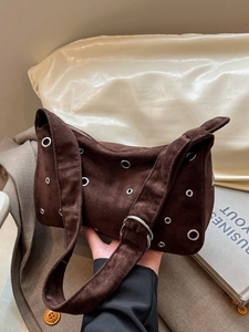 Sac fourre-tout rétro en daim marron avec œillets argentés et large bandoulière pour femme