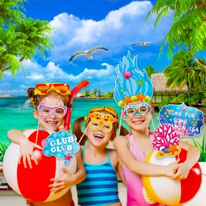 Détail de lunettes en papier et accessoires photo pour fête marine d'enfants
