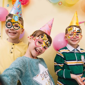 Enfants portant des lunettes de fête en papier thème chantier avec pelleteuse et grue