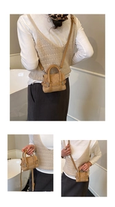 Details der Mini-Wildledertasche in Khaki mit verstellbarem Gurt und Metallschnalle