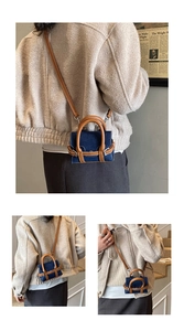 Detailansicht der Mini-Denim-Umhängetasche mit braunen Lederriemen an einem Model