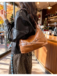 Sac hobo marron en cuir PU brillant avec boucle décorative et décor de Noël en fond