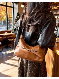 Gros plan d'un sac porté épaule marron vintage avec boucle en métal sur similicuir