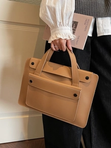 Ventiquattrore in pelle marrone per laptop con tasca frontale e manico superiore