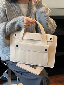 Borsa porta PC minimalista in pelle crema con tasca frontale e doppi manici corti