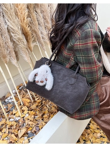 Sac fourre-tout en daim marron foncé avec un charmant lapin en peluche blanc chic