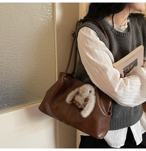 Détail du grand sac cabas marron rétro avec charme lapin en peluche et bandoulière