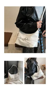 Détail du sac blanc en forme de croissant avec boucle métal et fini brillant