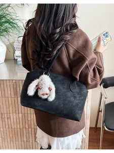 Sac fourre-tout noir mat chic avec pendentif lapin blanc en peluche pour mode d'hiver