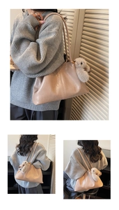 Détail du cabas en similicuir souple beige avec breloque lapin et texture plissée