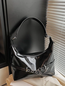 Sac croissant chic en cuir verni noir avec boucles argentées et finition brillante
