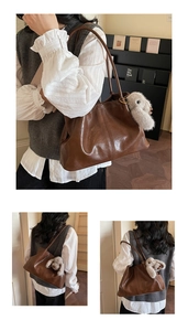 Détail d'un cabas en cuir marron foncé avec charm lapin en peluche et fines anses