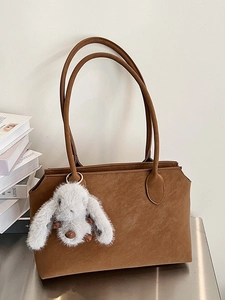 Sac fourre-tout en daim marron avec pendentif lapin blanc pour le trajet quotidien