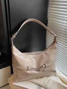 Sac hobo minimaliste en cuir beige avec boucle argentée et forme de croissant élégante