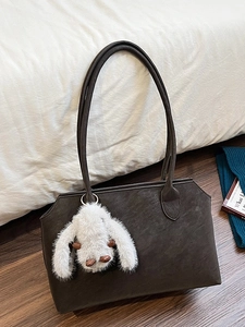 Grand sac cabas rétro marron avec un joli charme de lapin en peluche blanc