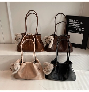 Collection de quatre sacs fourre-tout en similicuir aux tons terre avec breloques lapins