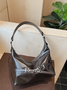 Sac hobo en cuir verni marron foncé avec détails métalliques argentés et bandoulière