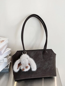 Sac fourre-tout rétro marron foncé avec longues anses et pendentif lapin en peluche