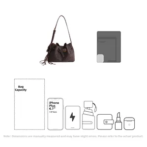 Capacité du sac seau marron rétro montrant l'espace pour tablette et mobile