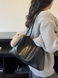 Grand sac fourre-tout en cuir noir avec texture souple et charm de canard sur la bandoulière