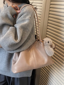 Grand sac cabas beige en simili cuir souple pour femme avec un pendentif lapin en peluche
