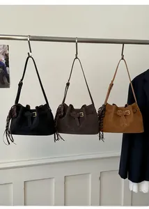 Trois sacs seau en suédine noir, café foncé et caramel avec longues franges latérales