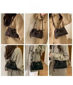 Vue détaillée de sacs seau vintage en café foncé et vert forêt avec détails de glands