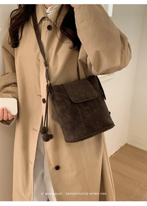 Vue détaillée du sac seau rétro en daim marron avec pendentifs sphériques