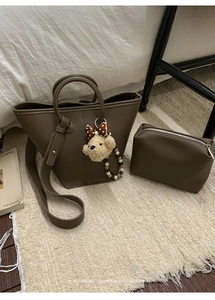 Ensemble sac seau en cuir grainé avec pochette et porte-clés ours en peluche