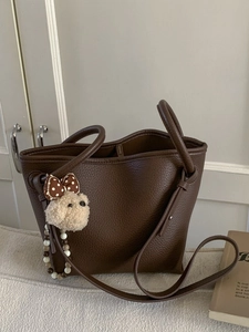 Sac seau classique en cuir marron foncé avec un joli pendentif chiot et fines anses