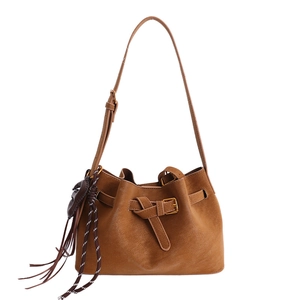 Sac seau vintage en daim marron avec bandoulière réglable et breloque à pompon