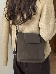 Sac Seau en Cuir PU Rétro pour Femmes Sac à Épaule Minimaliste à Rabat avec Décoration de Boule Sac à Main sous le Bras