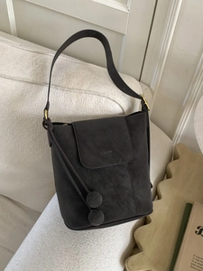 Sac seau gris foncé en cuir mat avec rabat et breloques rondes décoratives pour femme