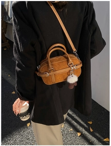 Sac bowling en daim marron avec bandoulière et pendentif peluche en style urbain