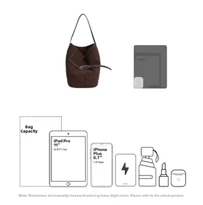 Détail montrant la grande capacité du sac seau marron vintage pour iPad et essentiels