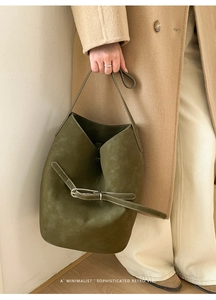 Détail du sac seau rétro vert olive avec boucle décorative et texture mate lisse