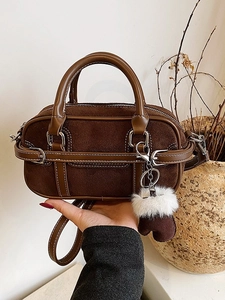 Sac à main Boston rétro en daim marron avec surpiqûres et pendentif en peluche