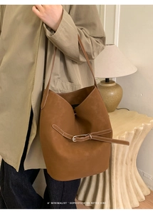 Sac seau en daim caramel minimaliste avec détail de sangle en cuir réglable élégant