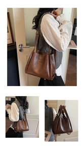Detailansicht der dunkelbraunen Vintage-Tasche mit Lederstruktur und Metallfüßen am Boden