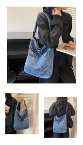 Dettagli della borsa hobo in denim blu vintage con tasche cargo e bottoni metallici