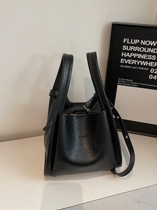 Minimalistische schwarze PU-Eimertasche mit Tragegriffen und verstellbarem Schultergurt