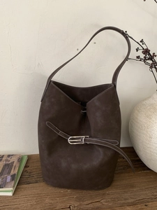 Sac seau vintage en daim marron foncé avec boucle métallique et bandoulière réglable