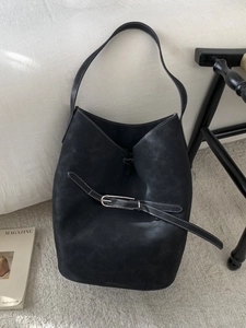 Sac seau en cuir noir mat avec coutures blanches et boucle de ceinture pour femmes