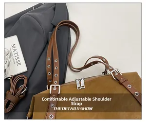 Detail der braunen Ledertasche mit verstellbarem breitem Schultergurt und Silberschnallen